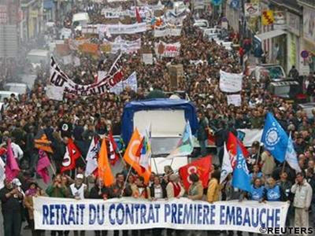 Davy francúzskych odborárov a študentov protestovali proti zákonu, ktorý ruší niektoré zákonné ustanovenia o ochrane mladých zamestnancov pred výpoveďou.