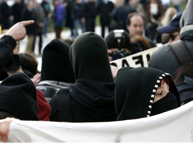 Mladí antifašisti protestujú proti mítingu Iniciatívy za slobodu slova.