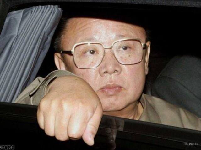 Kim Čong-il pozerajúci z okna svojej limuzíny.