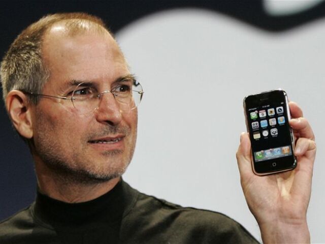 Steve Jobs ukazuje Apple iPhone