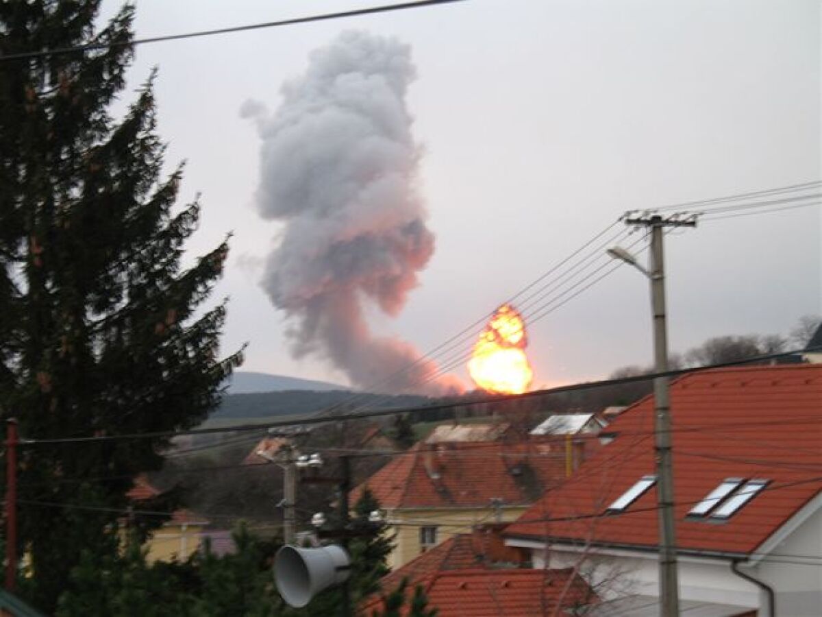 Hríb ohňa, prachu a dymu po výbuchu vo VOP Nováky.