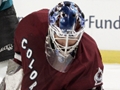 Peter Budaj chytá strelu žralokov, pred ním ešte dotiera český útočník Sharks Milan Michálek.