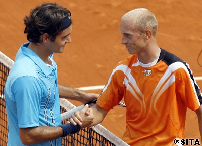 Nikolaj Davydenko (vpravo) blahoželá svojmu premožiteľovi Rogerovi Federerovi.