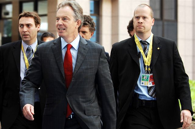 Britský premiér Tony Blair (v strede), ktorý budúci týždeň odchádza zo svojho postu, prišiel do budovy Rady EÚ pešo a podobne ako poľský prezident Lech Kaczyński ignoroval novinárov a zamieril rovno na prvé z mnohých bilaterálnych rokovaní.