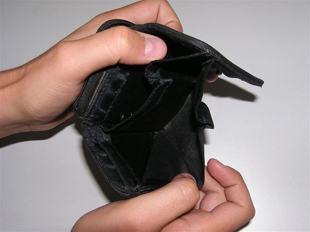 Peňaženka, nezamestnanosť, hmotná núdza