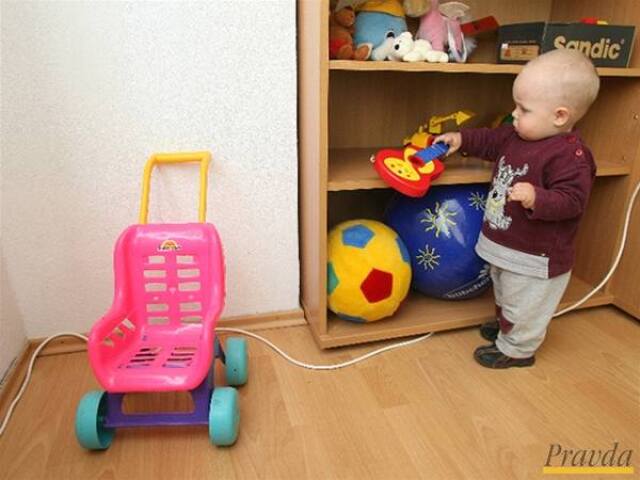 Dieťa s hračkami