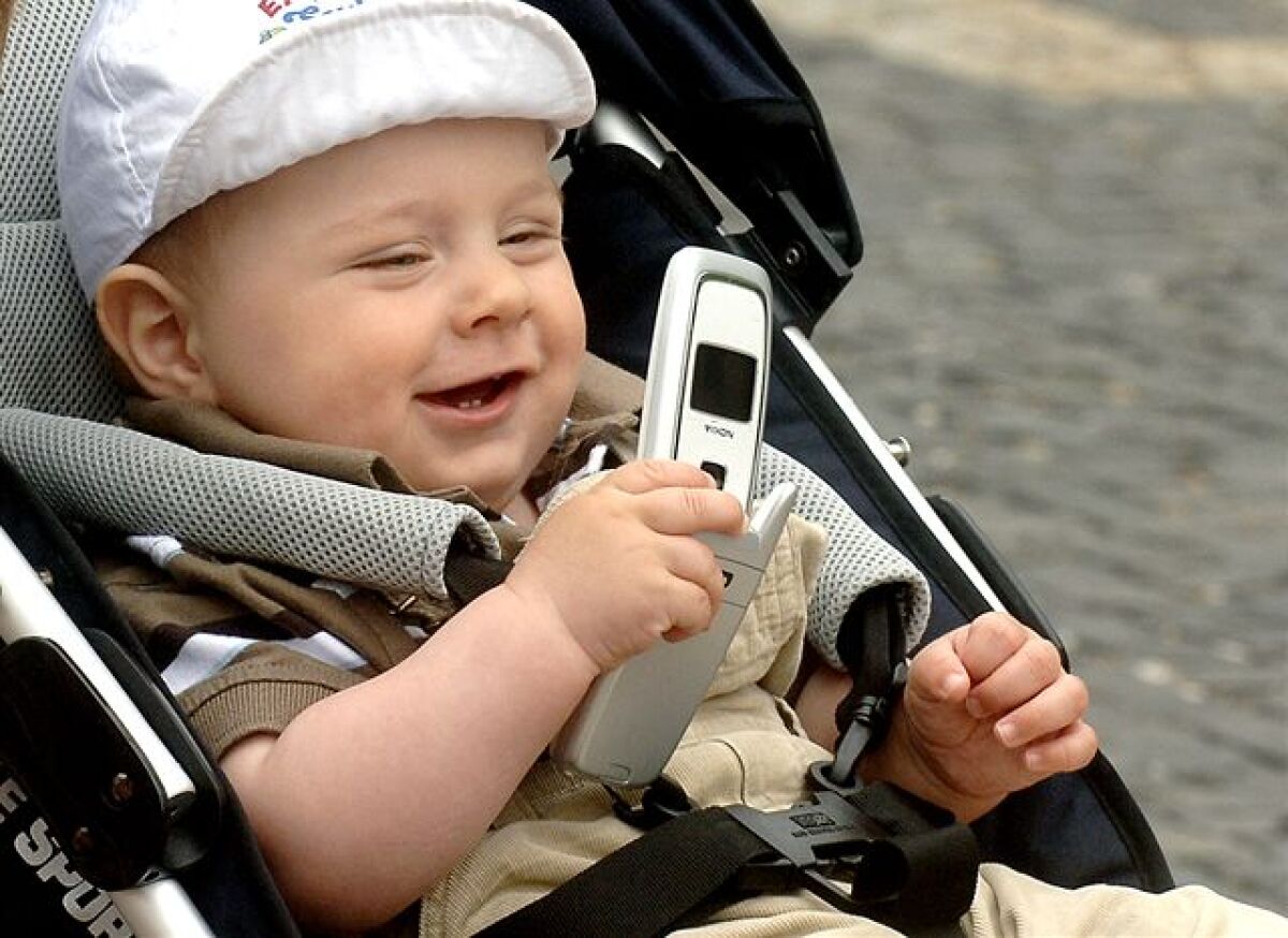 Dieťa s mobilom