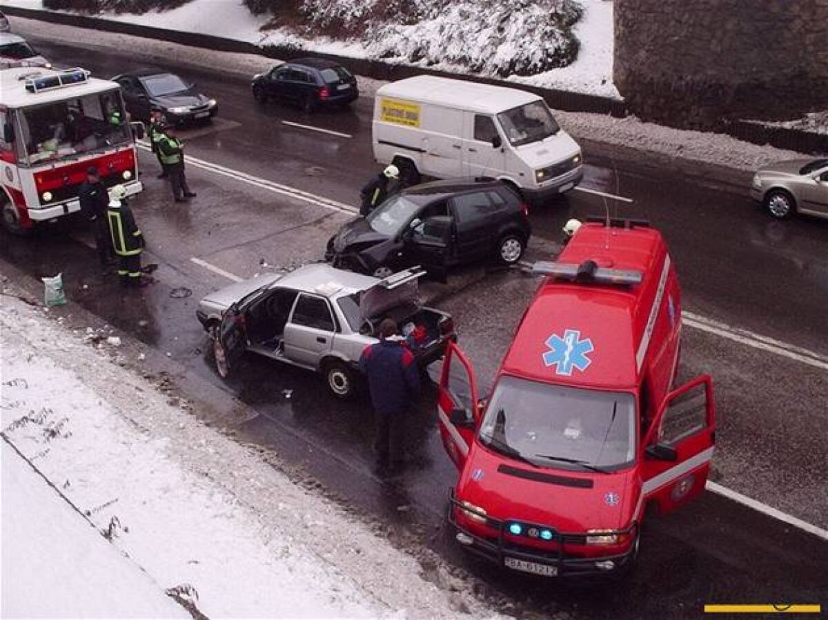 Havária, dopravná nehoda, autá, poľadovica, zrážka, sanitka, hasiči