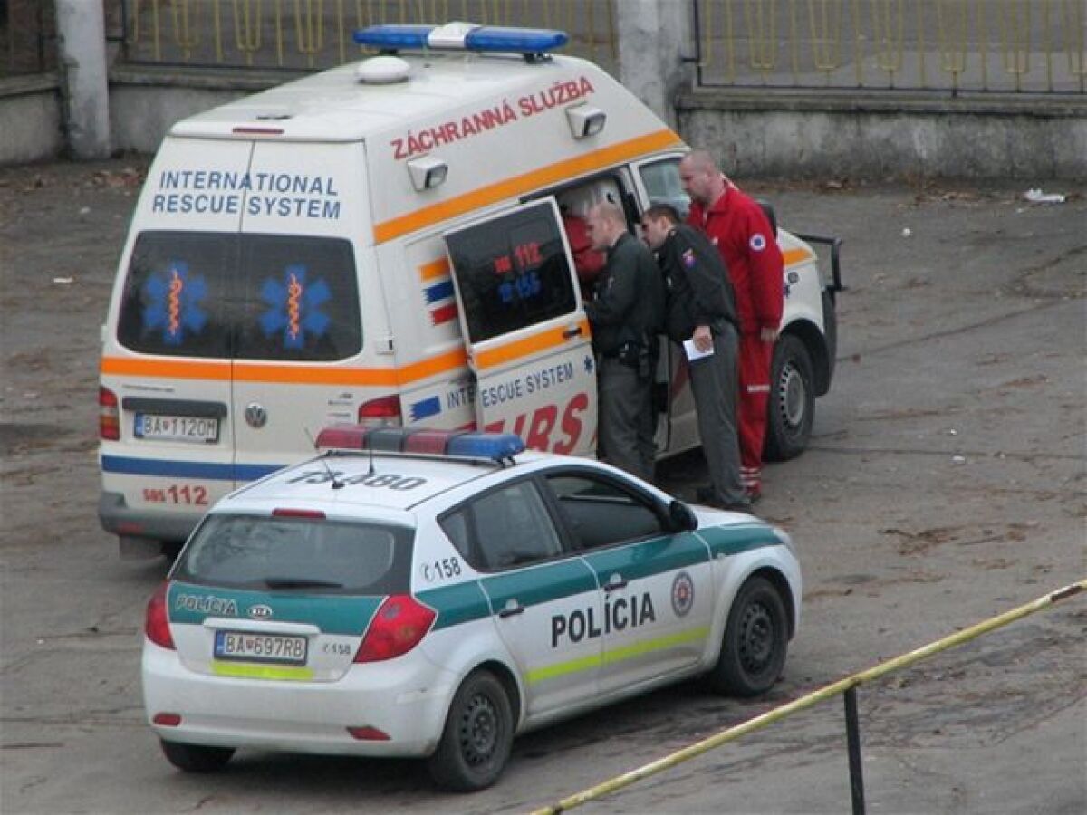 Polícia, sanitka, nehoda, zločin, trestný čin, vyšetrovanie, bitka, útok, vražda
