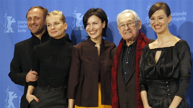 Zľava:  herci Andrzej Chyra, Magdalena Cielecka, Danuta Stenka, režisér Andrzej Wajda a herečka Maja Ostazewska uviedli na Berlinale film Katyn.