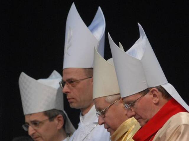 Biskupi, kňazi, cirkev, kostol, modlitba, viera, kresťania