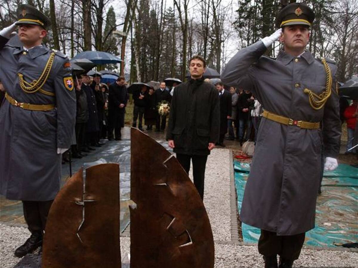 Pamätník obetiam výbuchu v Novákoch