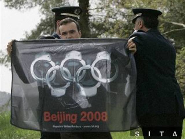 Protesty počas zapálenie olympijského ohňa v gréckej Olympii.