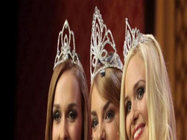 Zľava: I. vicemiss Kristína Vlková, Miss Slovensko 2008 Edita Krešáková a II. vicemiss Lenka Sýkorová