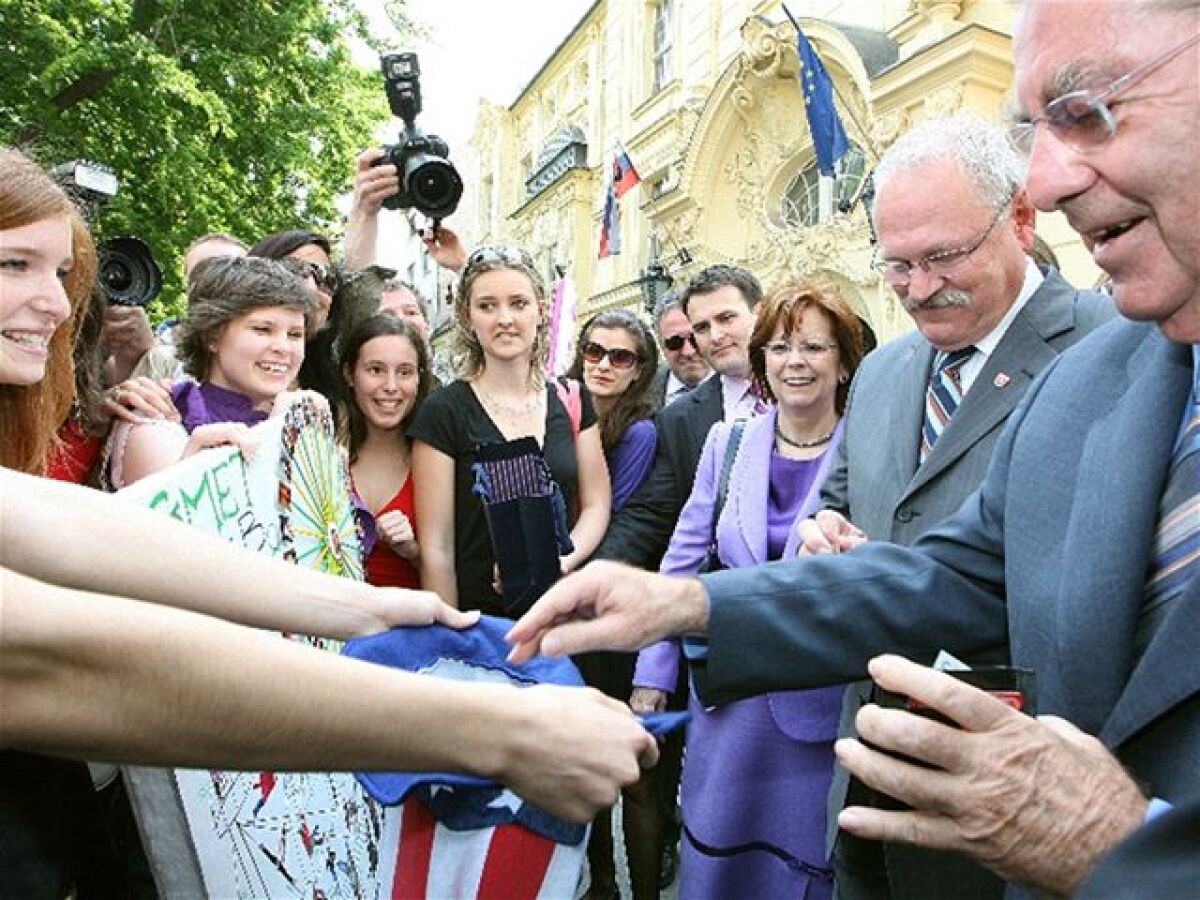 Prezidenti Slovenska a Rakúska Ivan Gašparovič (vľavo) a Heinz Fischer načreli do peňaženiek, presvedčili ich maturantky z Gymnázia na Metodovej ulici.