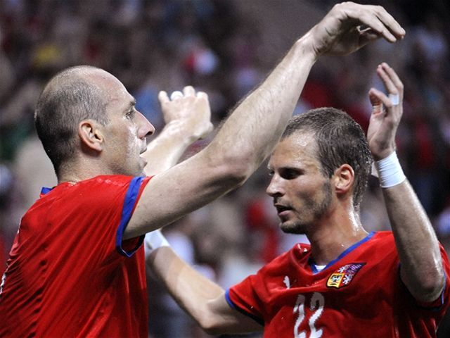 Jan Koller a David Rozehnal sa tešia z gólu.