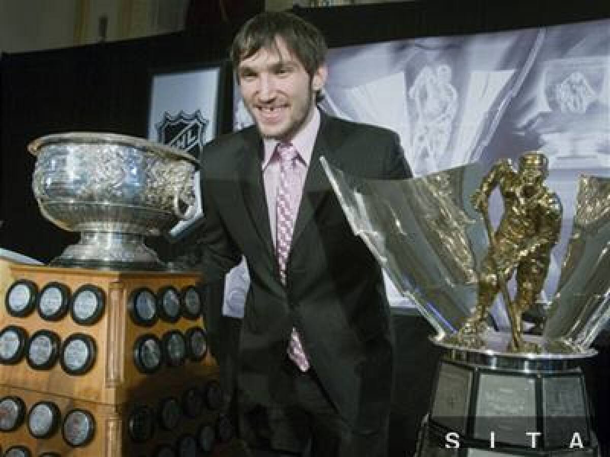 Útočník Washingtonu Alexander Ovečkin si prevzal dve prestížne ocenenia Art Ross Trophy a Maurice Richard Trophy.