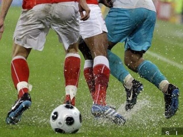 Futbal, dážď