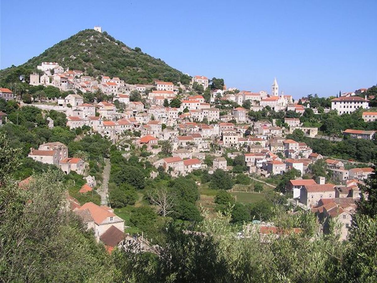 Lastovo, mesto v horách, ostrov