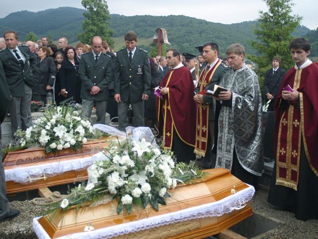 Pohreb obetí záplav v dedinke Čirč