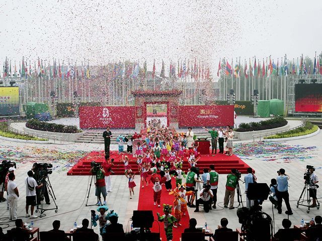 Slávnostné otvorenie olympijskej dediny v Pekingu.