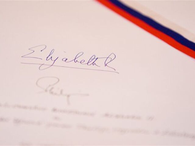 Alžbeta II., podpis