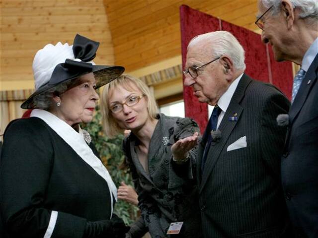 Stretnutie kráľovnej Alžbety II. so sirom Nicolasom Wintonom. 