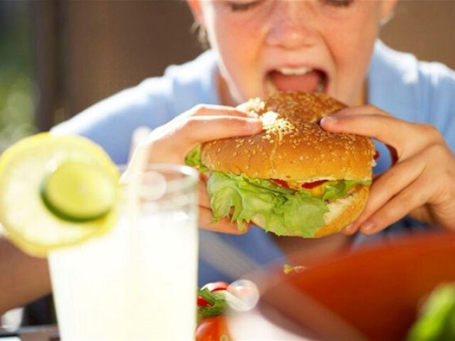 dieťa - jedlo - prejedanie - fast food
