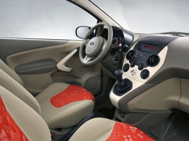  
Interiér malého mestského hatchbacku je pripravený pre mladých.
