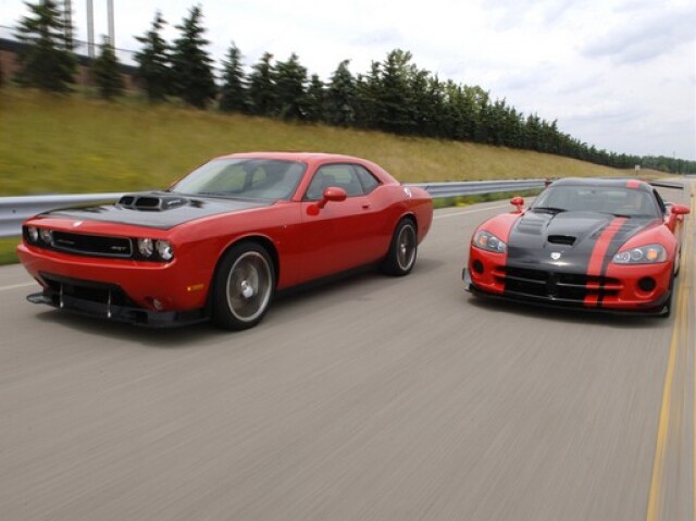 Darcom veľkého motora je Dodge Viper SRT-10.