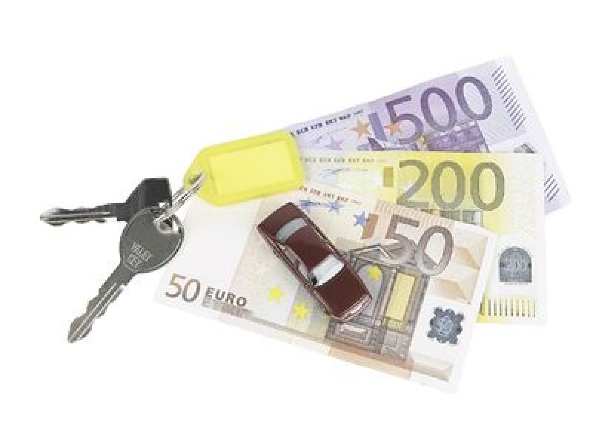 Euro, peniaze, bankovky, kľúče, auto, lízing