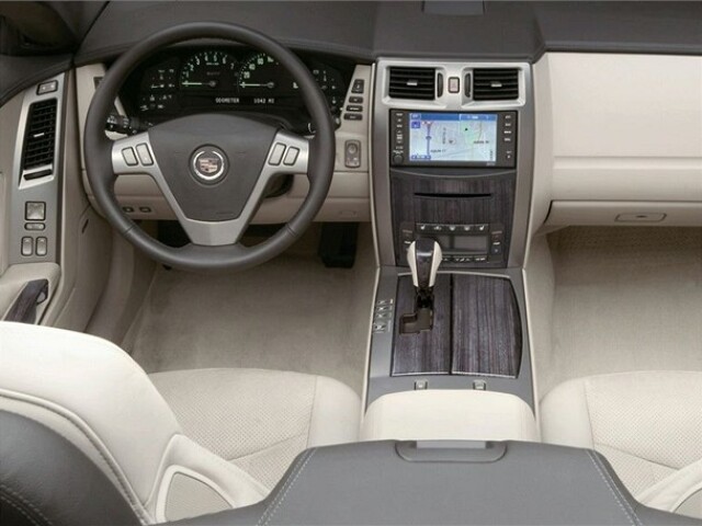 Cadillacu XLR nepomohol ani luxusný interiér.