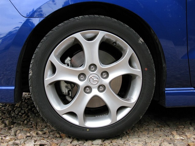 Testovaná Mazda5 mala pneumatiky s rozmermi 205/50 R17.
