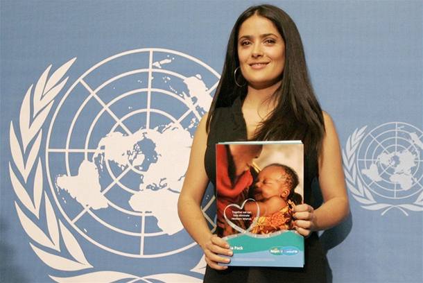 Salma Hayek, ambasádorka projektu Jedno balenie, jedna vakcína, na tlačovej konferencii v Ženeve.