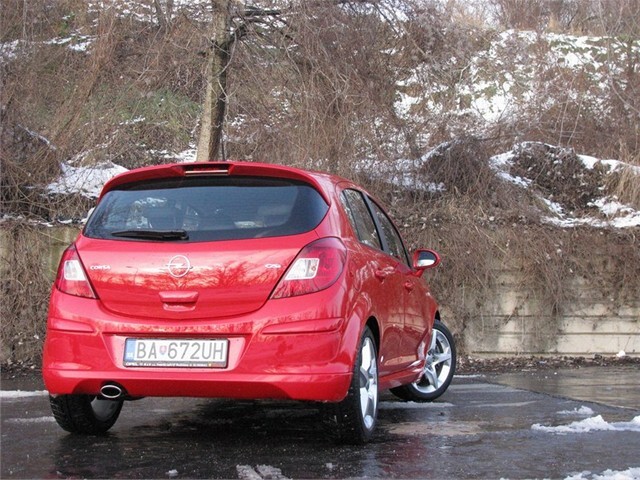 Zadný nárazník skôr pripomína bežný Opel Corsa.