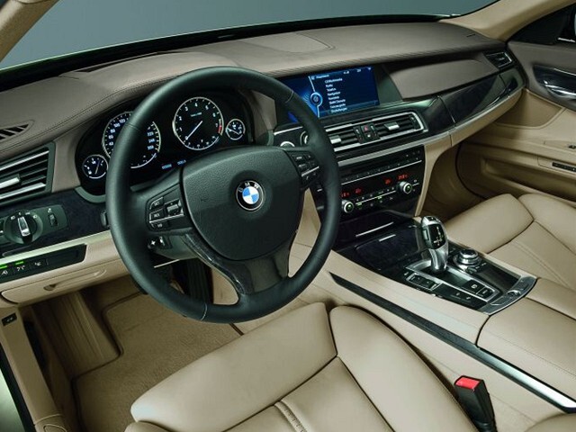 Palubná doska naklonená k vodičovi patrí k tradícii BMW.