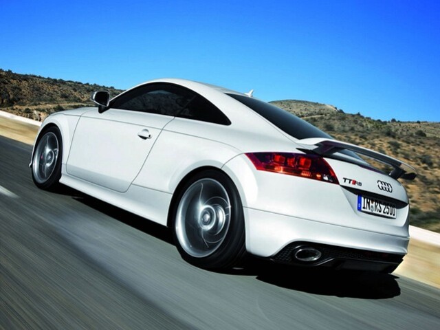 Audi TT RS zrýchli z 0 na 100 km/h za 5 sekúnd. 