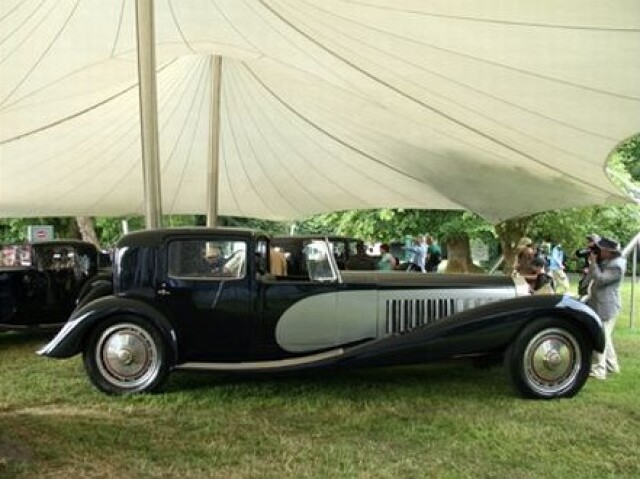 Motor modelu Bugatti Royale mal hmotnosť 380 kg.