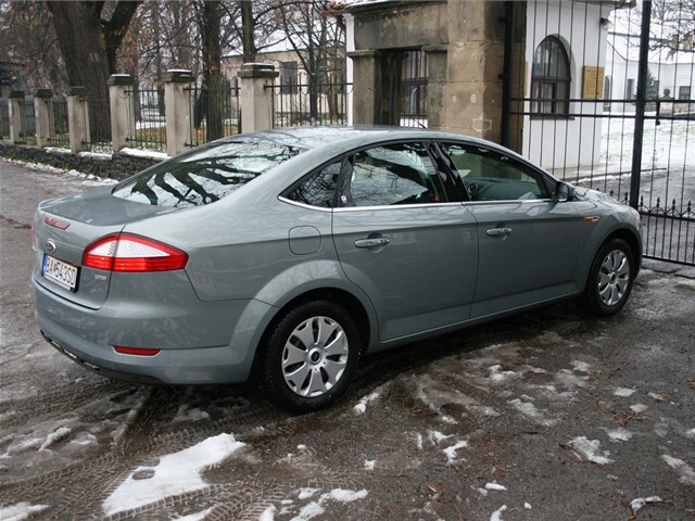 Mondeo ako by malo zadné koleso opticky menšie.
