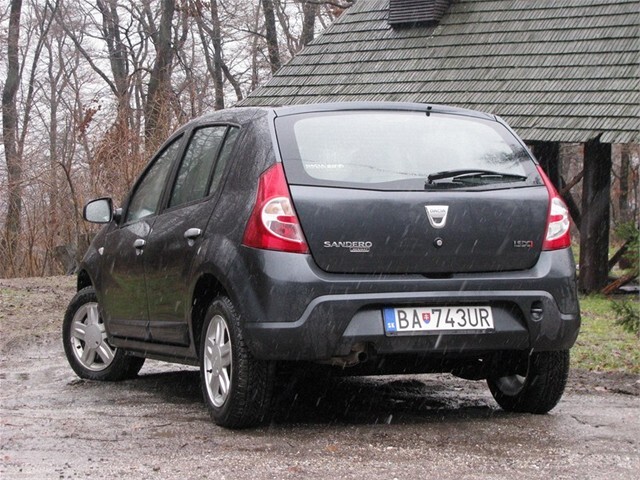 Spolupráca s Renaultom je evidentná aj podľa nápisu na veku batožinového priestoru.