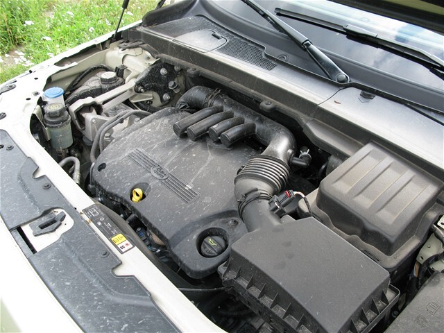 Motor je pod kapotou veľmi dobre odhlučnený.