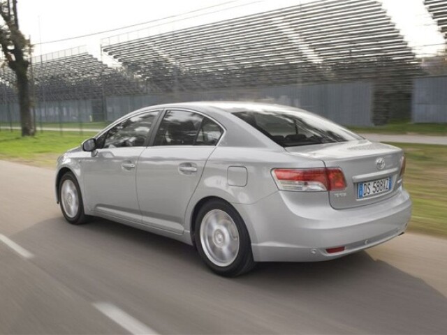 Avensis sa jemne inšpiroval aj sesterským Lexusom.