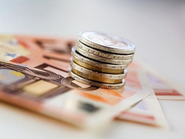 Peniaze, euro, bankovky, mince