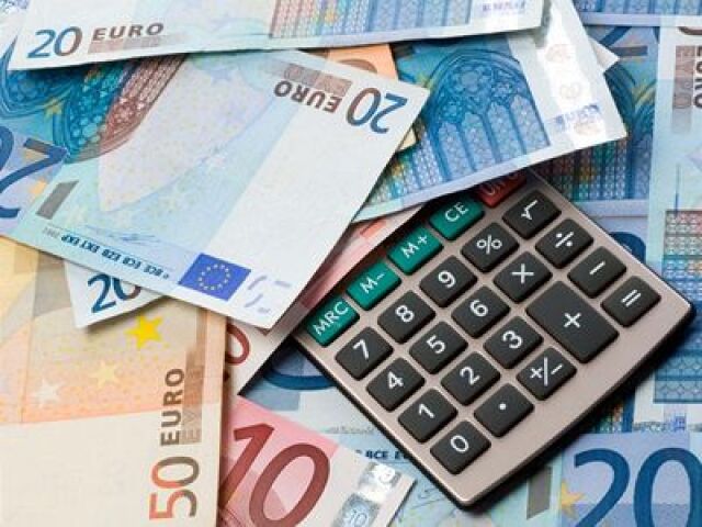 Peniaze, euro, kalkulačka, dane