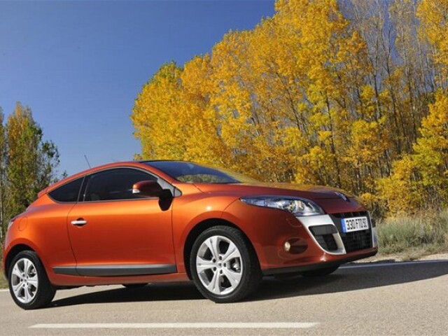 Mégane Coupé neznáša ostré priečne nerovnosti.