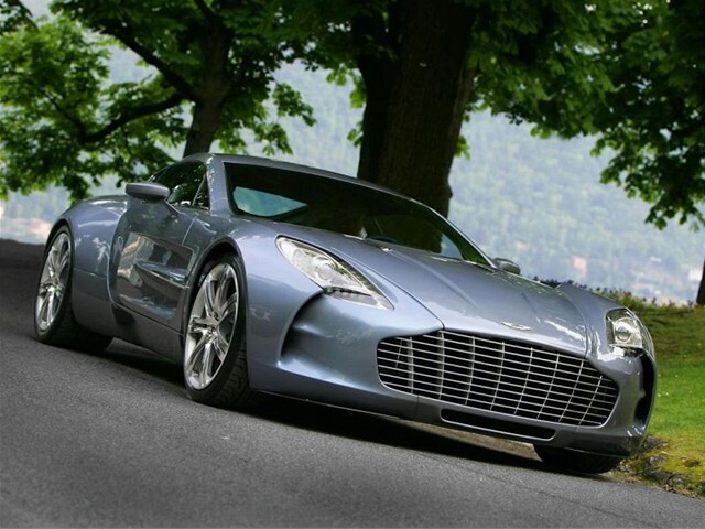 Aston Martin One-77 sa na tomto podujatí predstavil verejnosti.