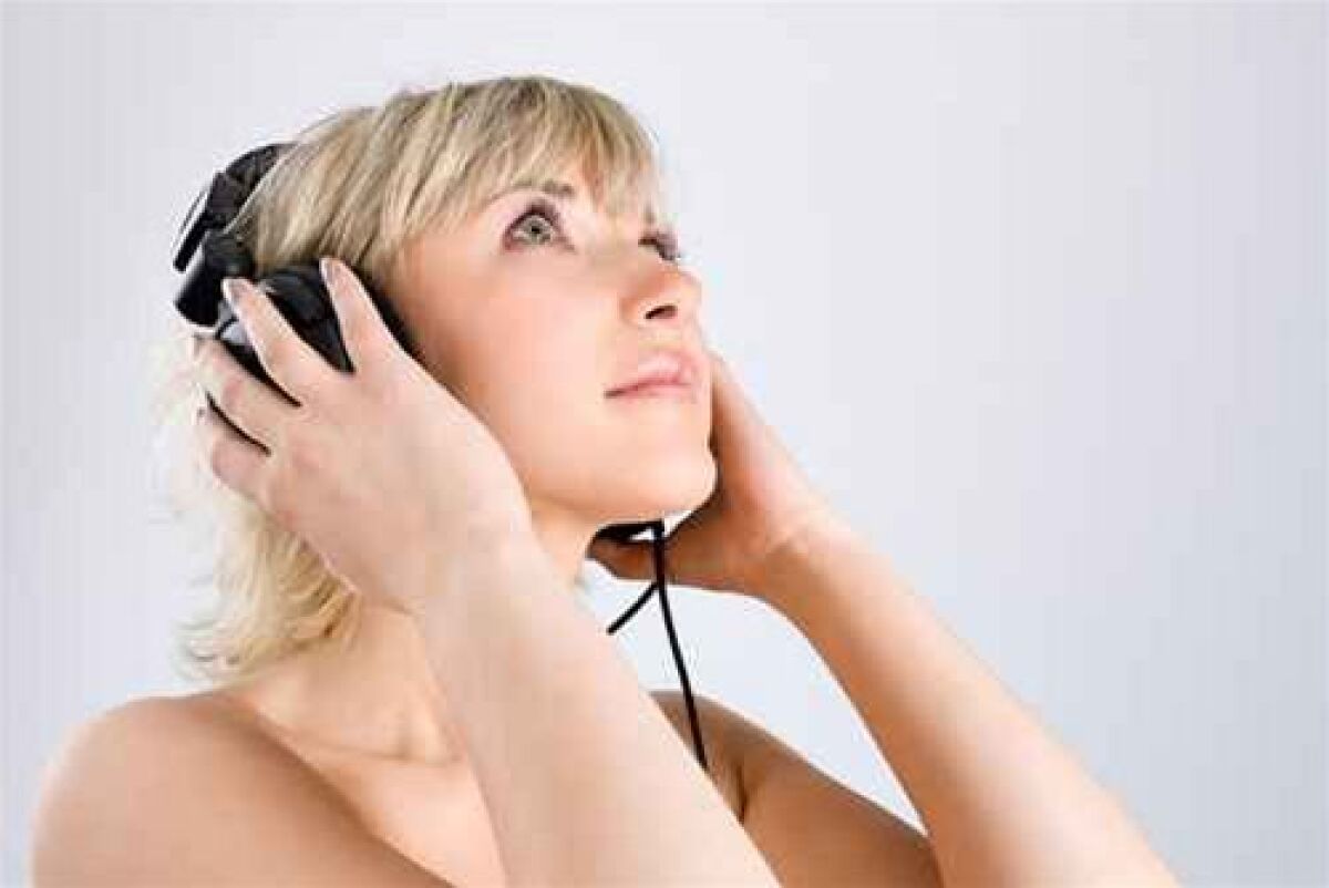 žena - hudba - slúchadlá - relax