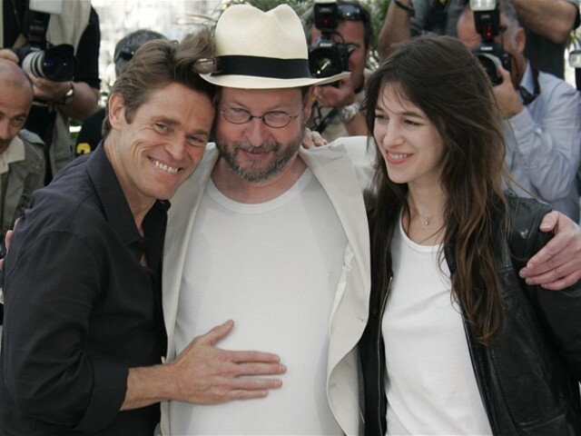 Režisér Lars von Trier (v strede) a hereckí predstavitelia jeho filmu Antikrist - Willem Dafoe a Charlotte Gainsbourgová.
