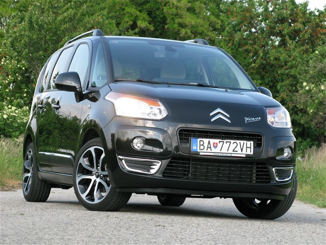 Úžitkovými vlastnosťami je to čistokrvný minivan.