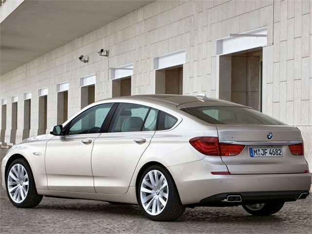 Zadná časť svojim tvarom pripomína klasický "hatchback".